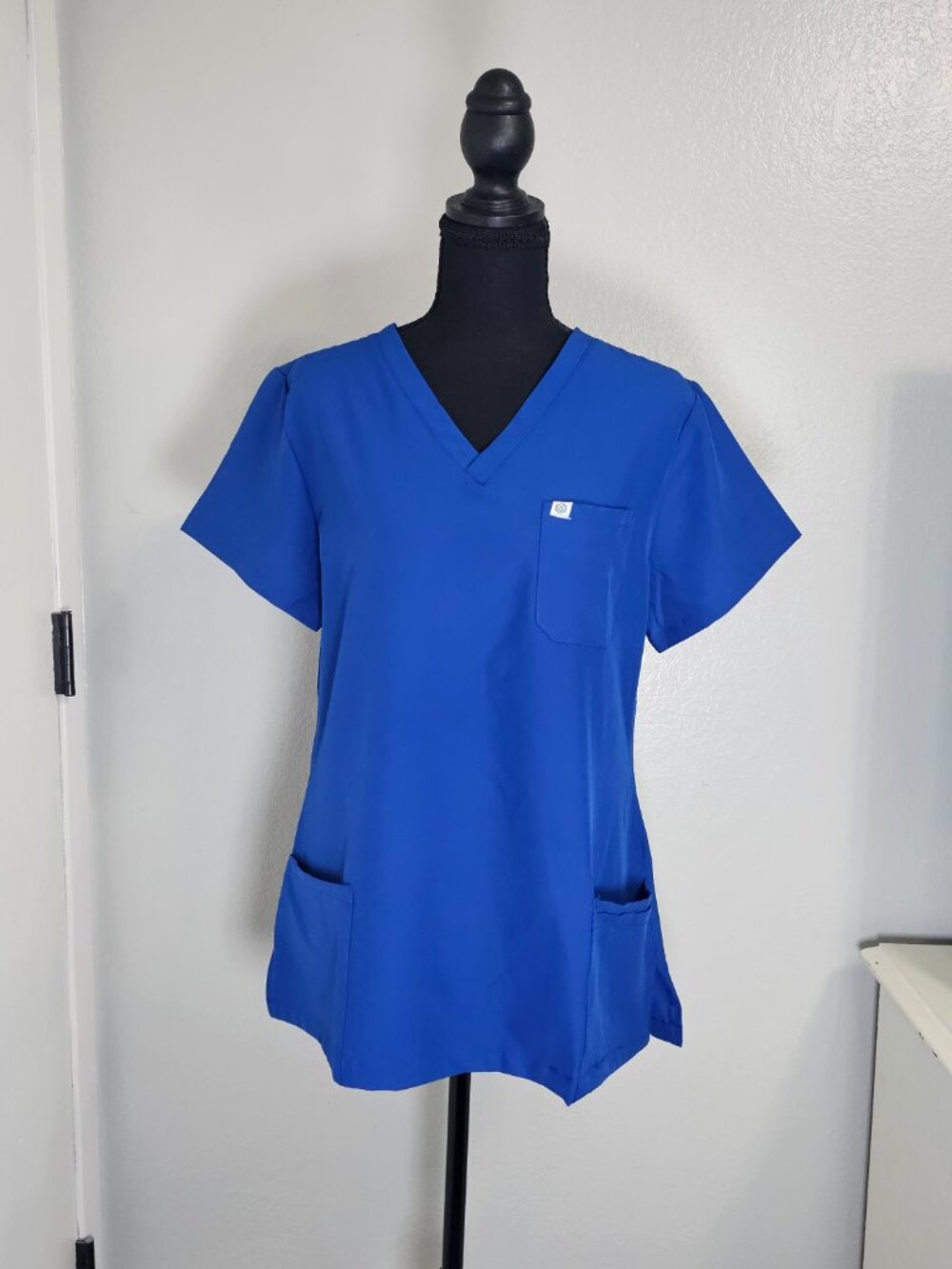 Uniforms World Women's Royal Blue Scrub Set Anti-Wrinkle - Size Medium NEW - Picture 2 of 8